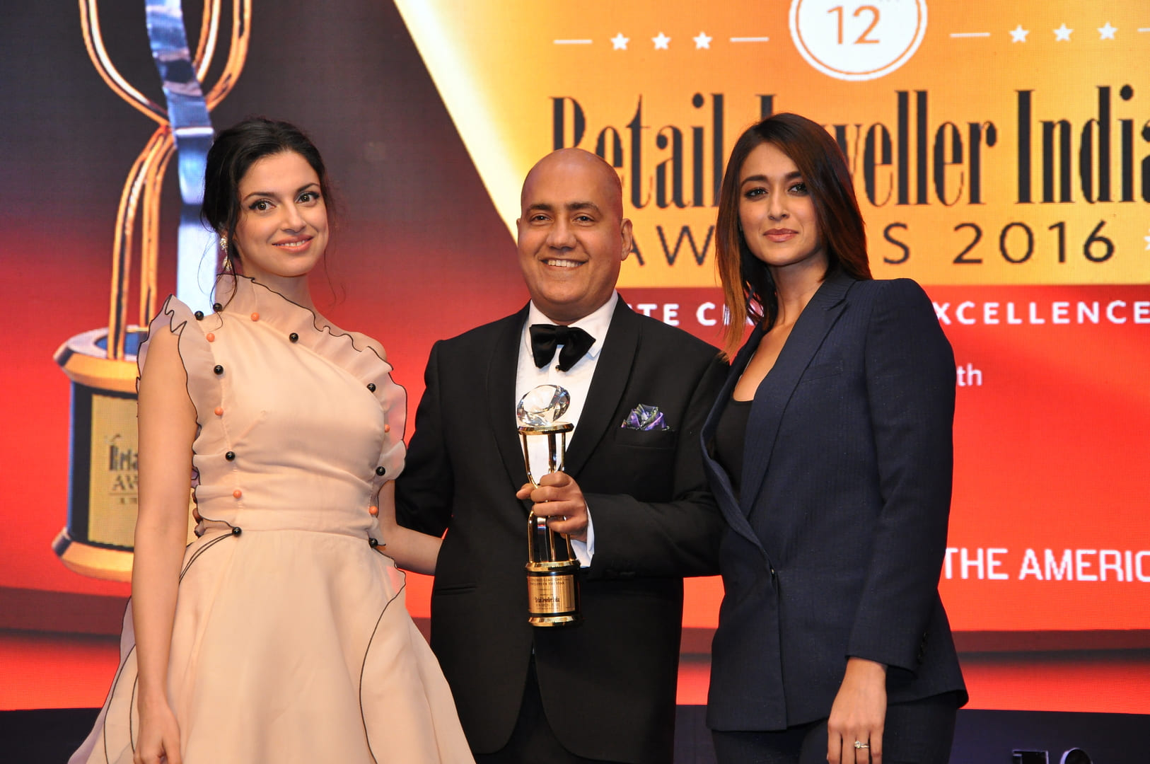 Mr. Ishu Datwani (Founder, Anmol Jewellers) receiving the award from Divya Khosla Kumar & Ileana D_Cruz